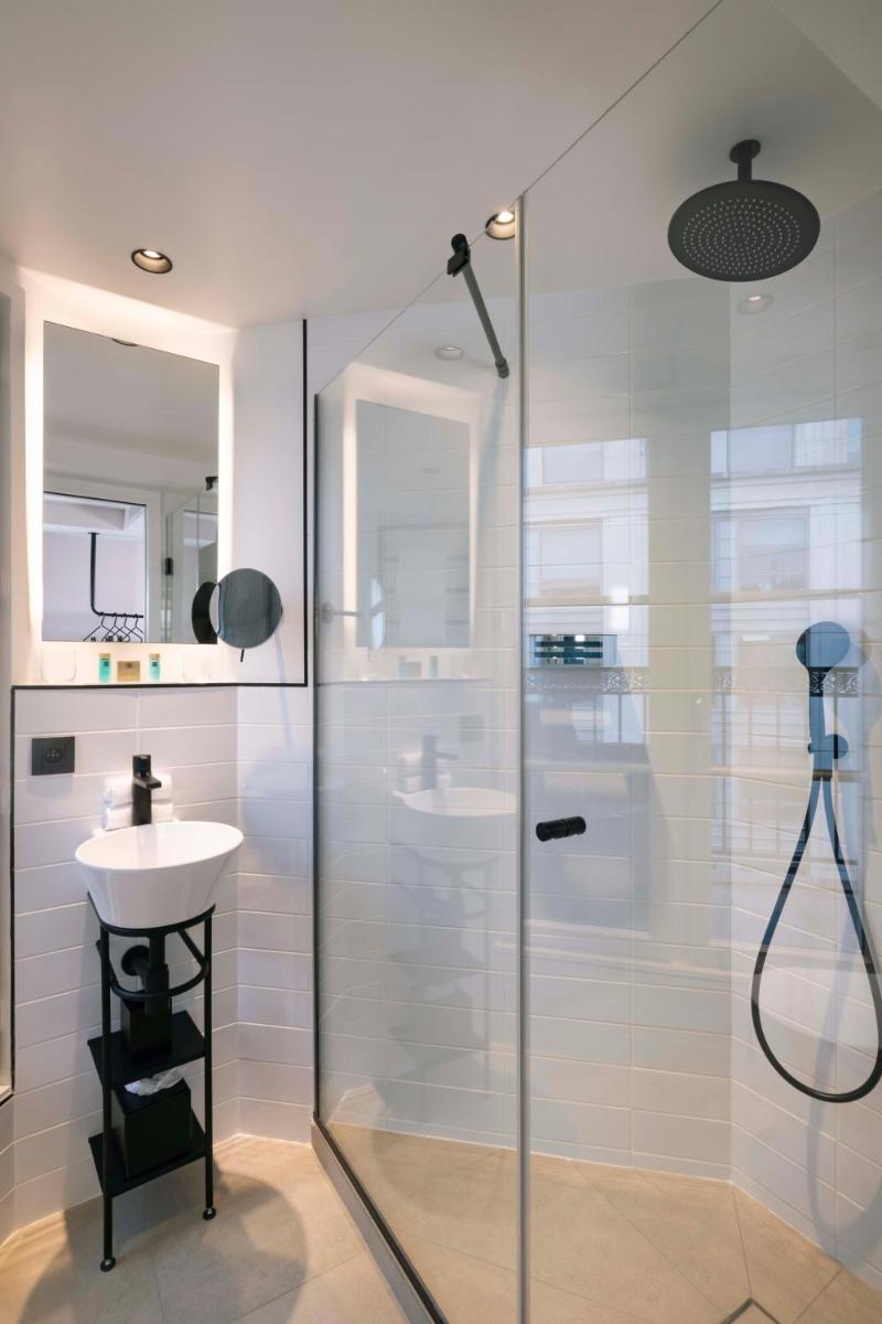 Salle de bains dans l'établissement Le 12 Hôtel