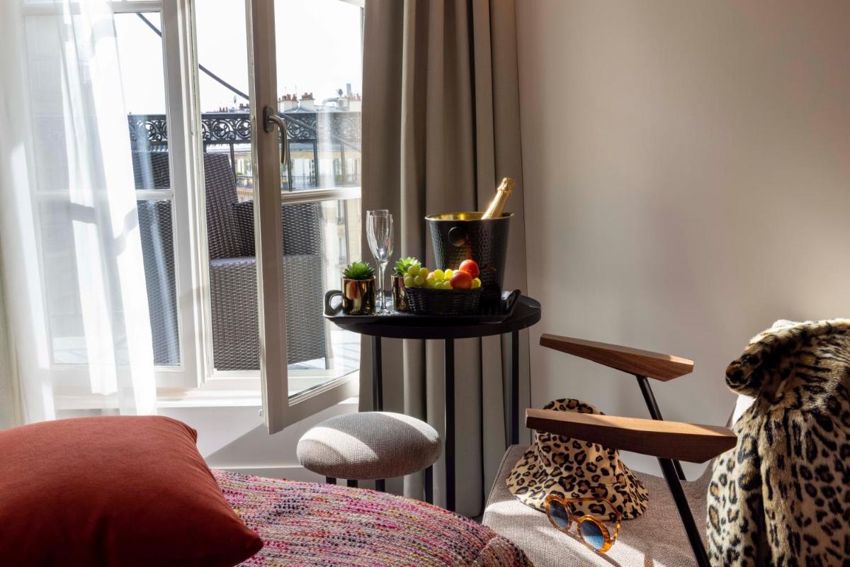 Coin salon dans l'établissement Le 12 Hôtel