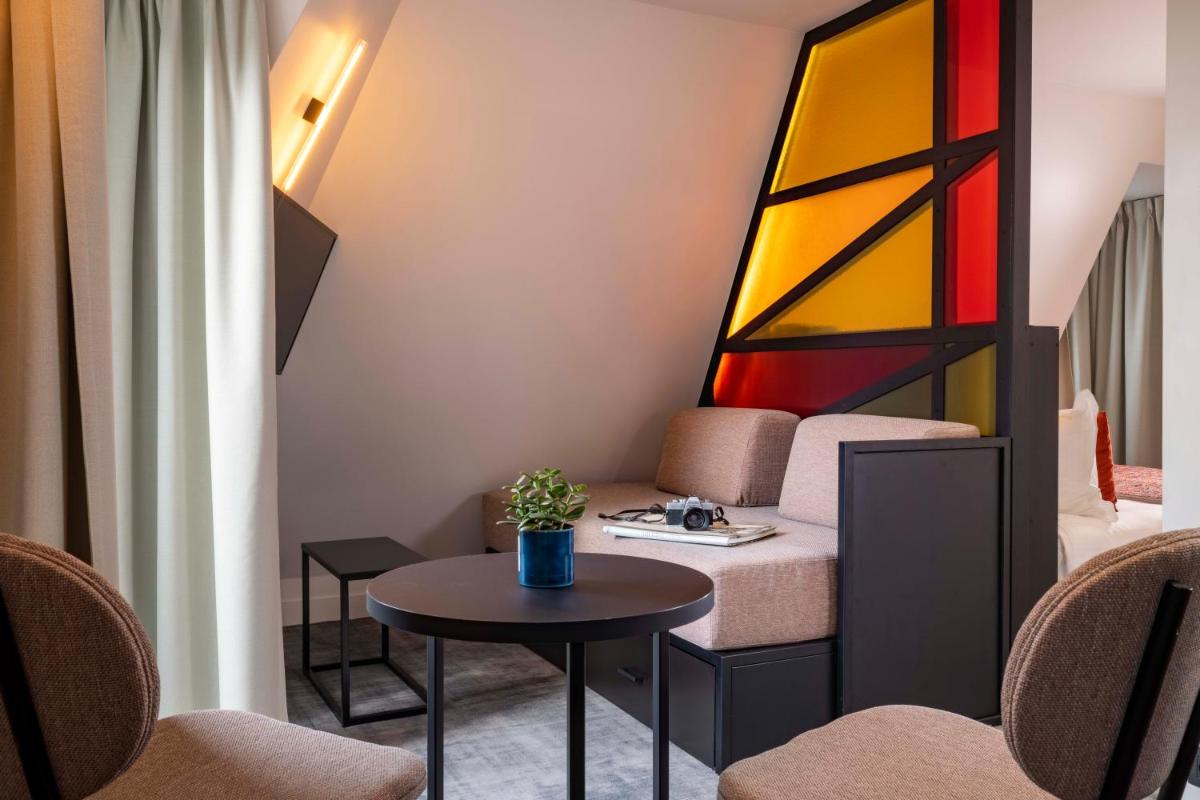 Coin salon dans l'établissement Le 12 Hôtel