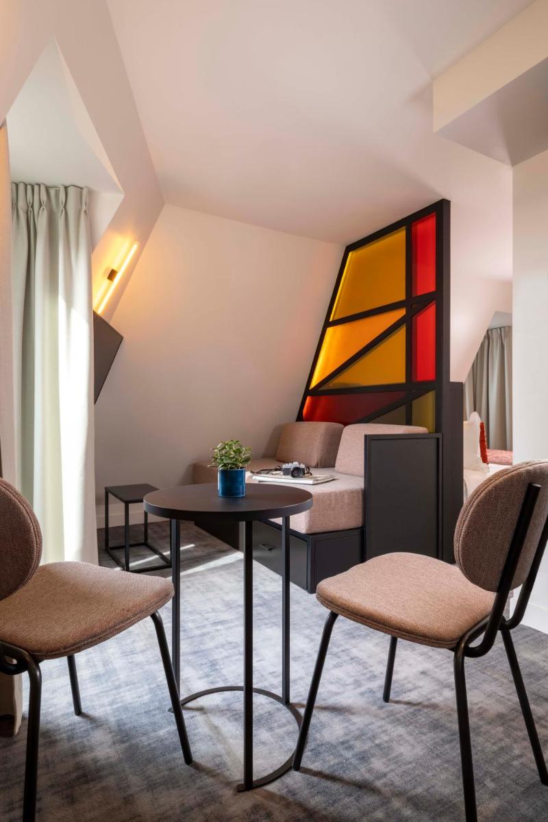 Coin salon dans l'établissement Le 12 Hôtel