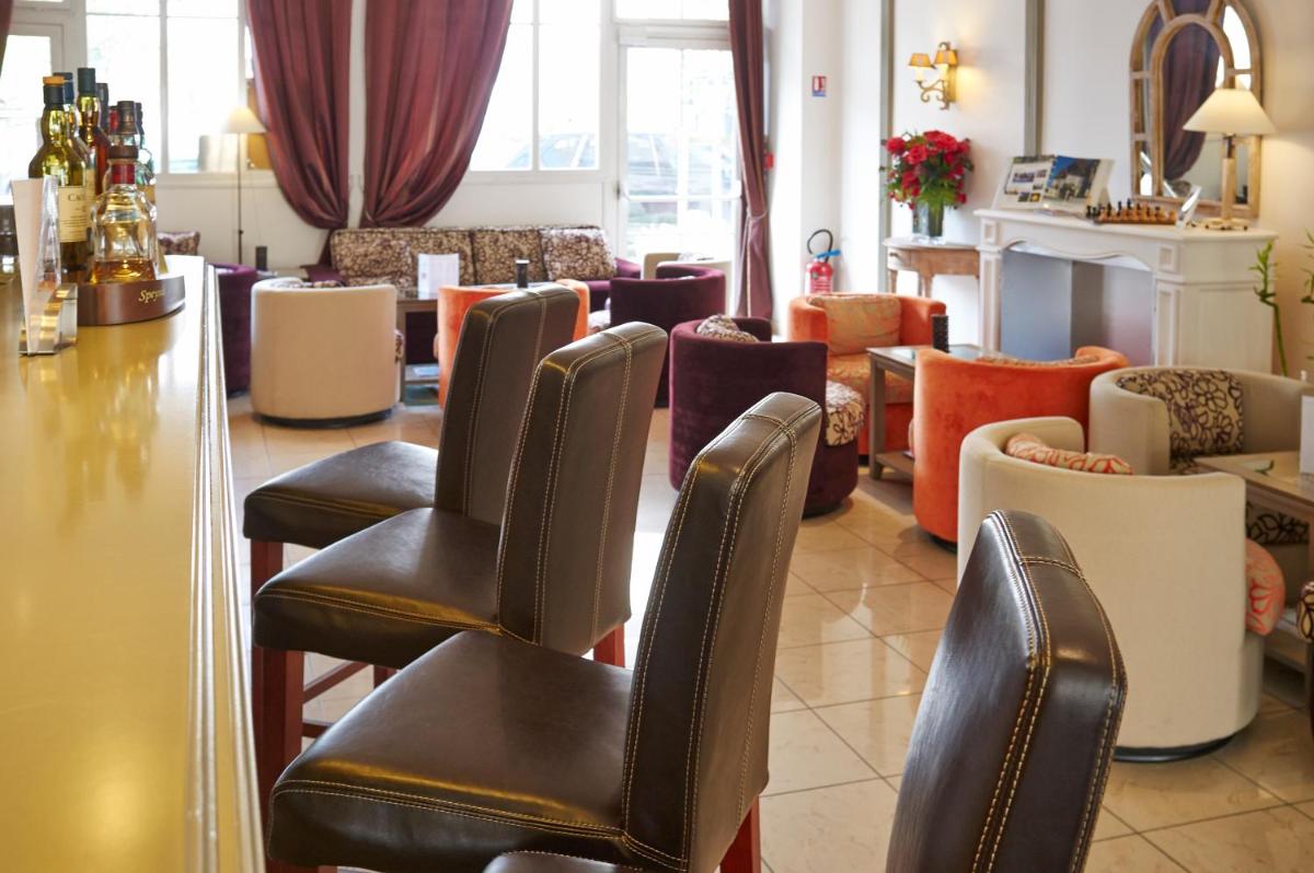 Coin salon dans l'établissement Almoria Hôtel & SPA
