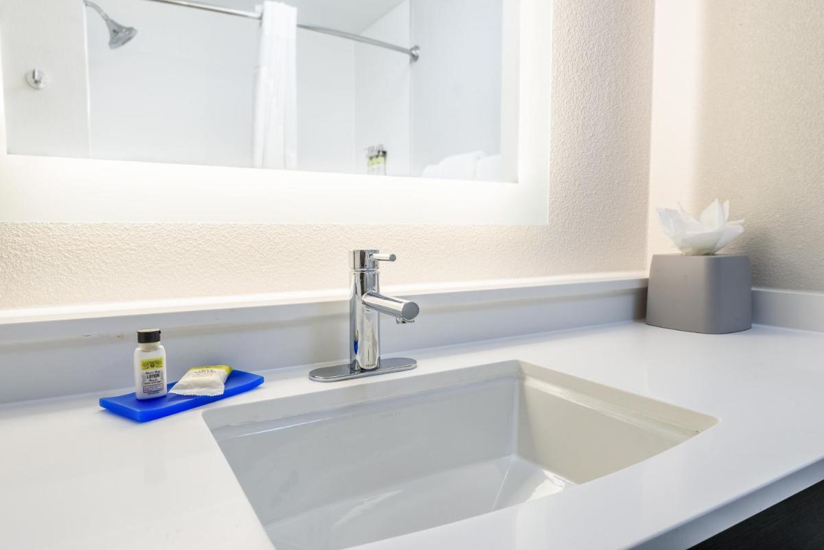 Holiday Inn Express Hotel and Suites Bastrop by IHG - Housity
