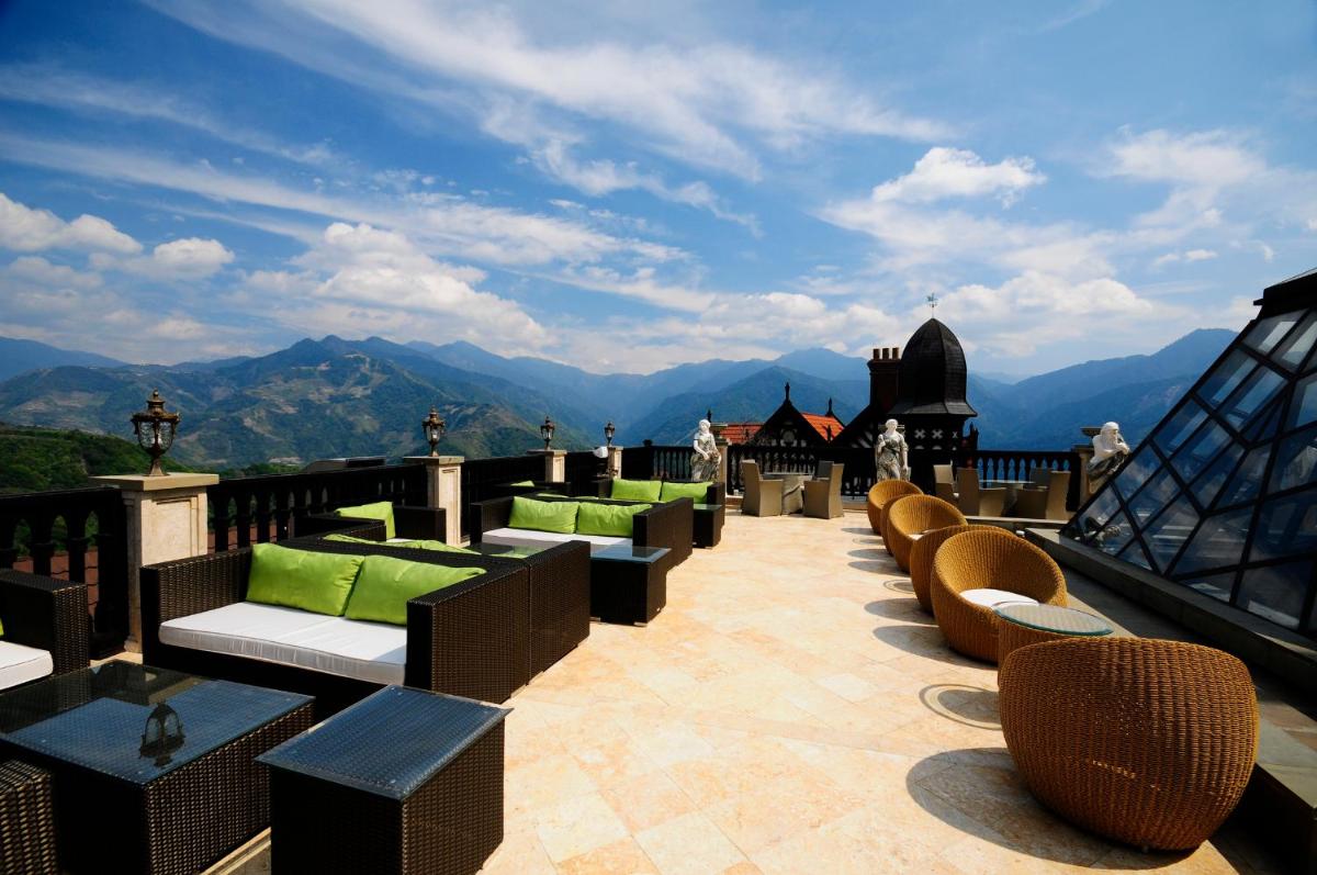 The Old England Manor - Housity