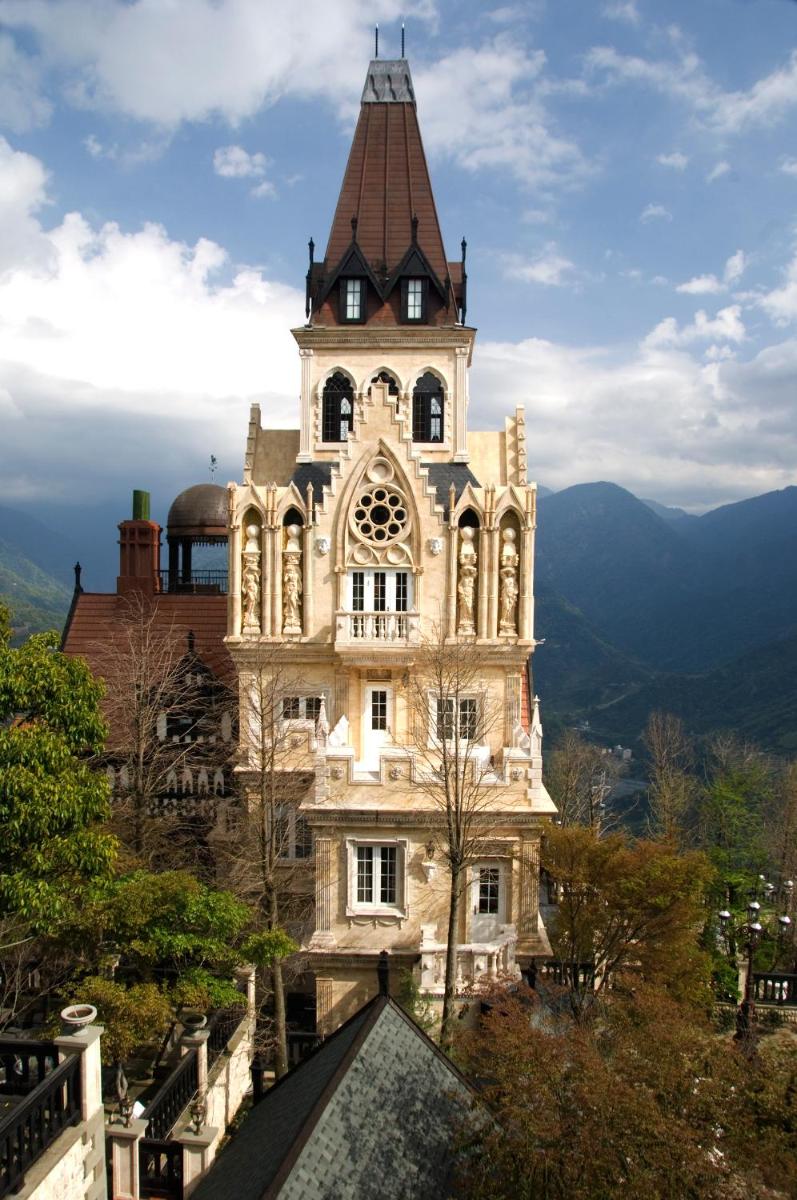 The Old England Manor - Housity