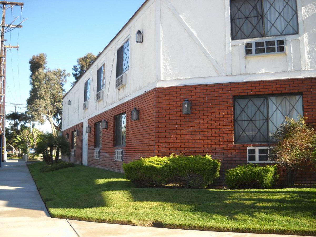 Palms Courtyard Inn - Housity