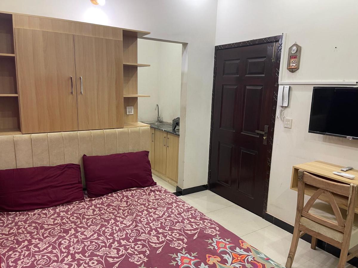 1 Bed Brand New Corner Apartment - Housity