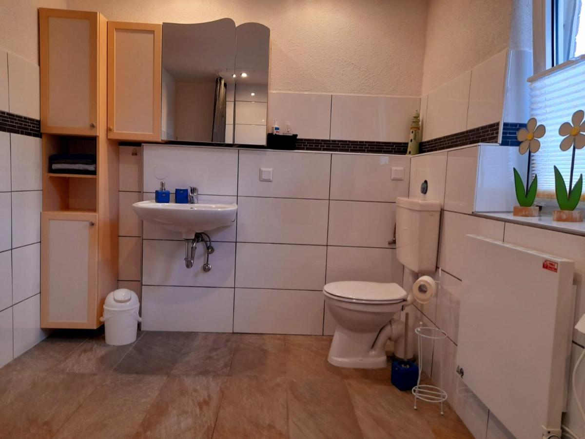 Willkommen in dem Luftkurort und Käsestadt Nieheim Rennstrecke 4km entfernt Fewo1 - Housity