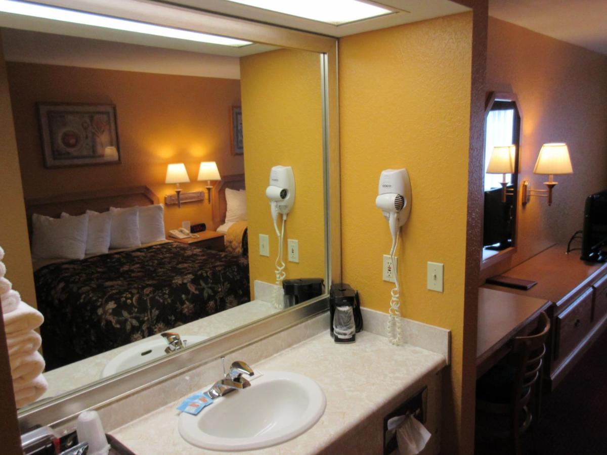 Parkfield Inn - Clinton - Housity