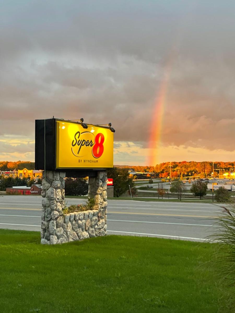 Super 8 by Wyndham Petoskey - Housity