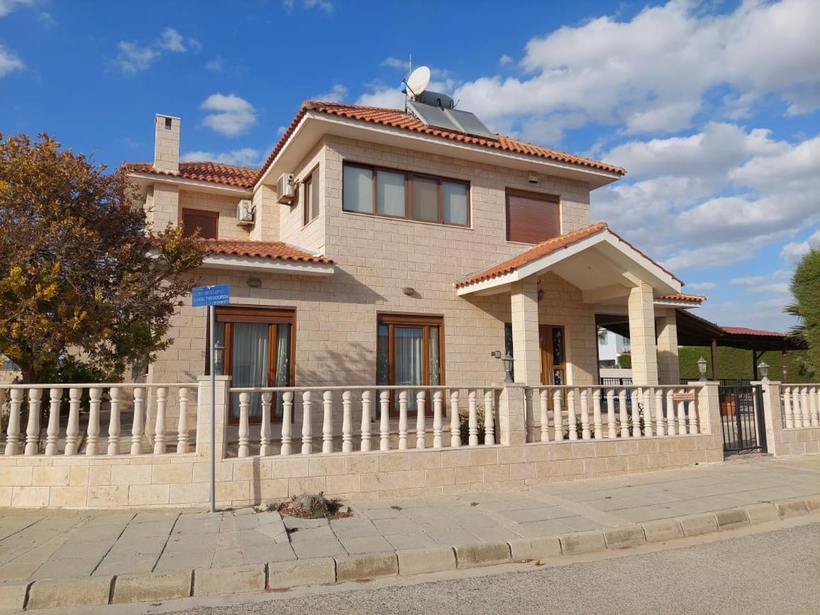 4 bd villa by Golden Bay Beach in Pyla - Housity