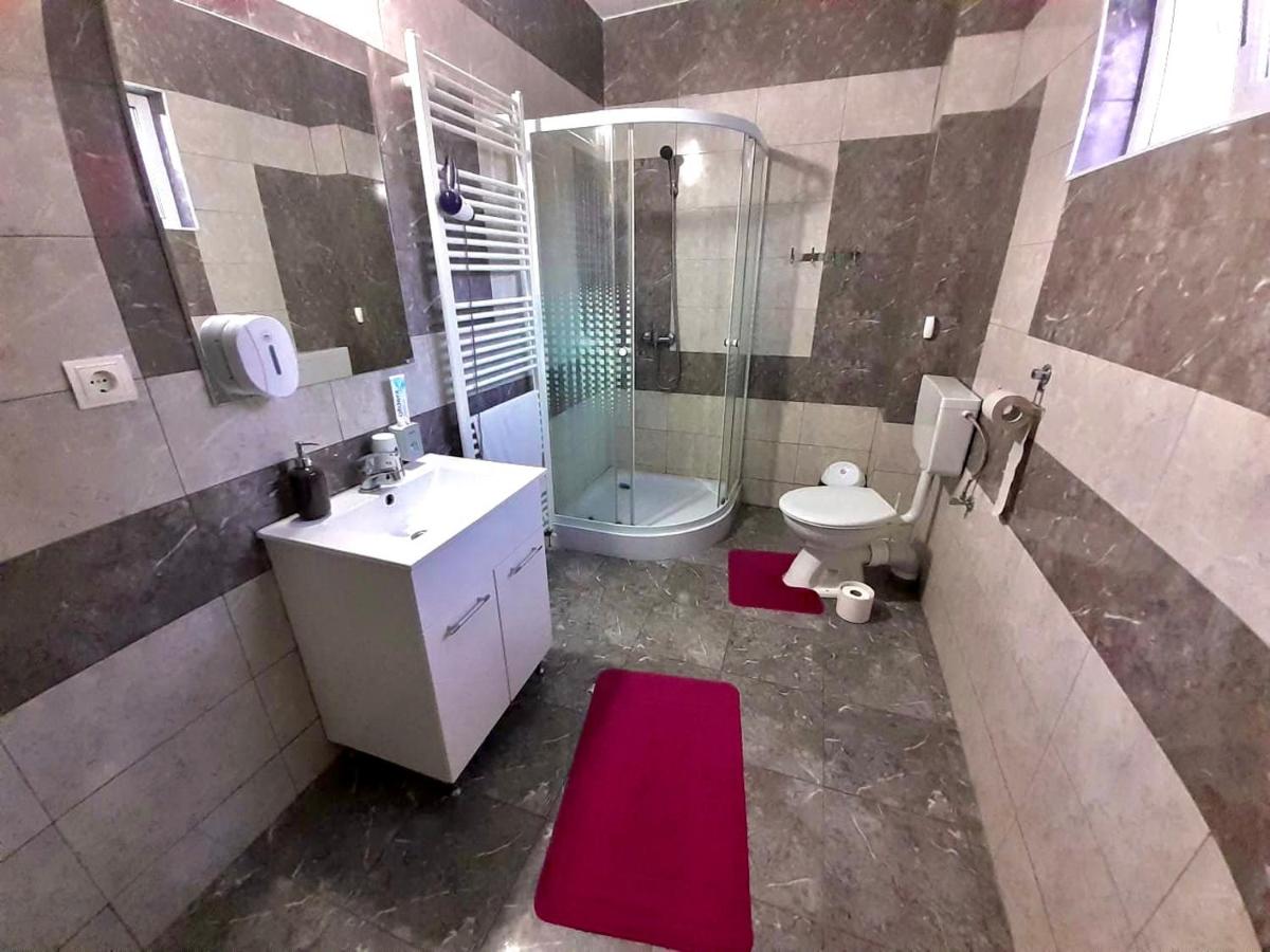 Pensiunea Casa Albă - Housity