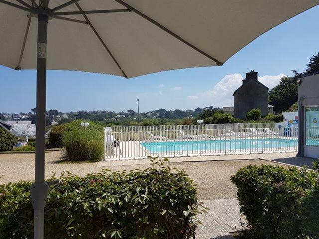 Rez de jardin 5 pers avec piscine, vue directe sur la plage à 40 m - Housity