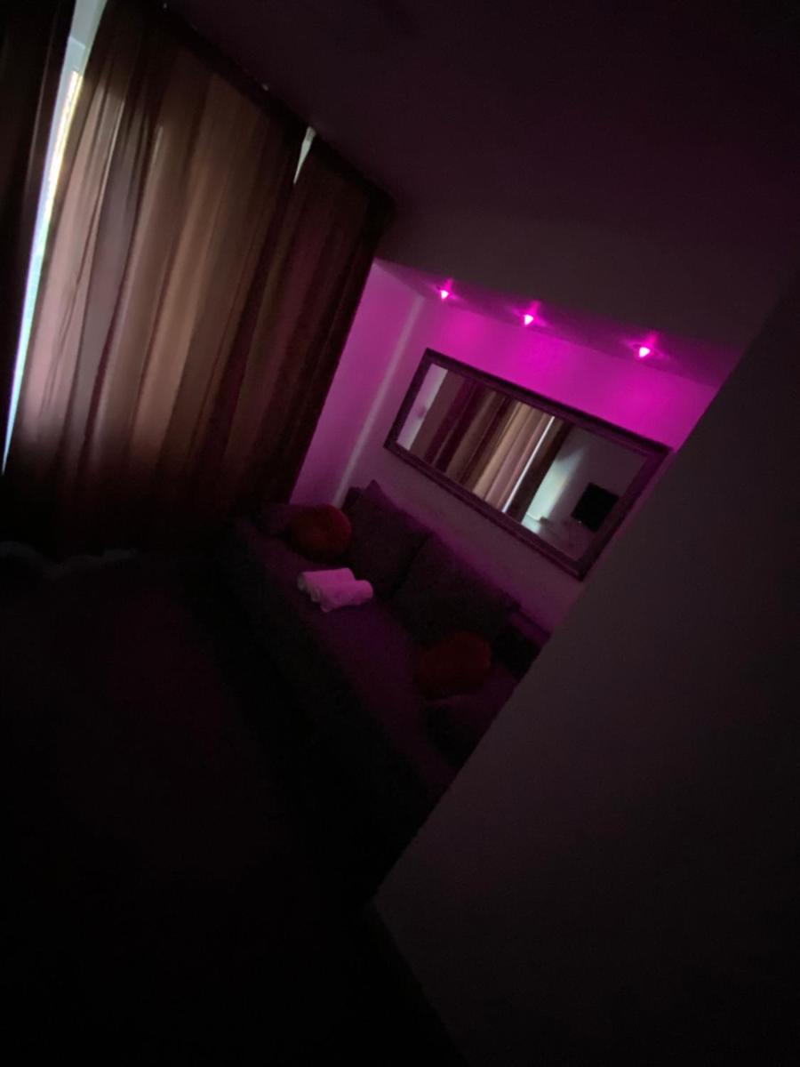 Red Studio 1 - Housity