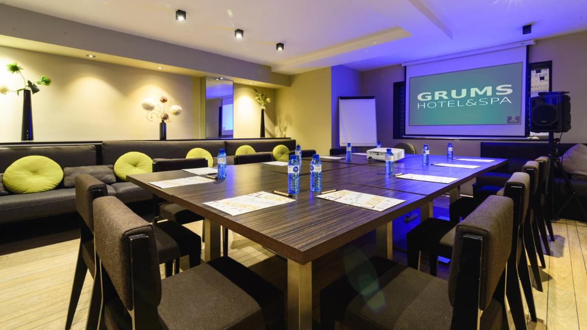 una sala de conferencias con una mesa larga y sillas en Grums Hotel & Spa, en Barcelona 43 fotos más