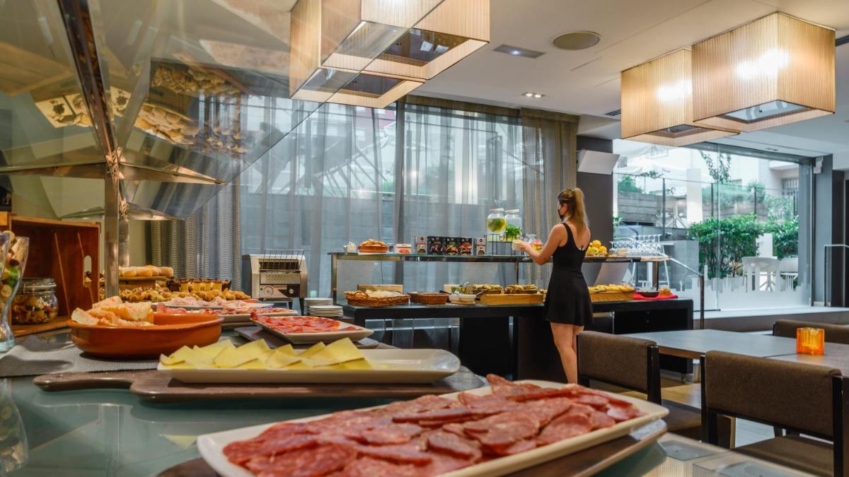 Comida en o cerca de este hotel
