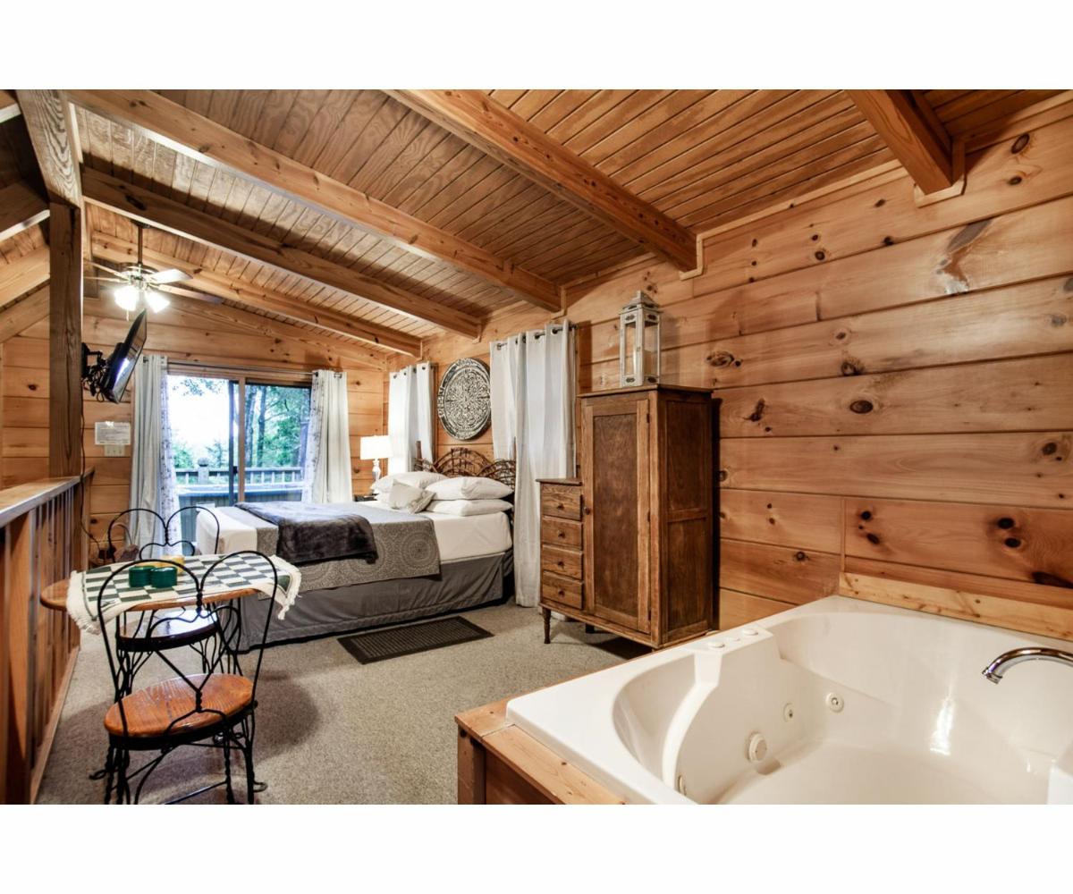 Sweet Dreams with Romantic, Hot Tub and Pool Table - Housity