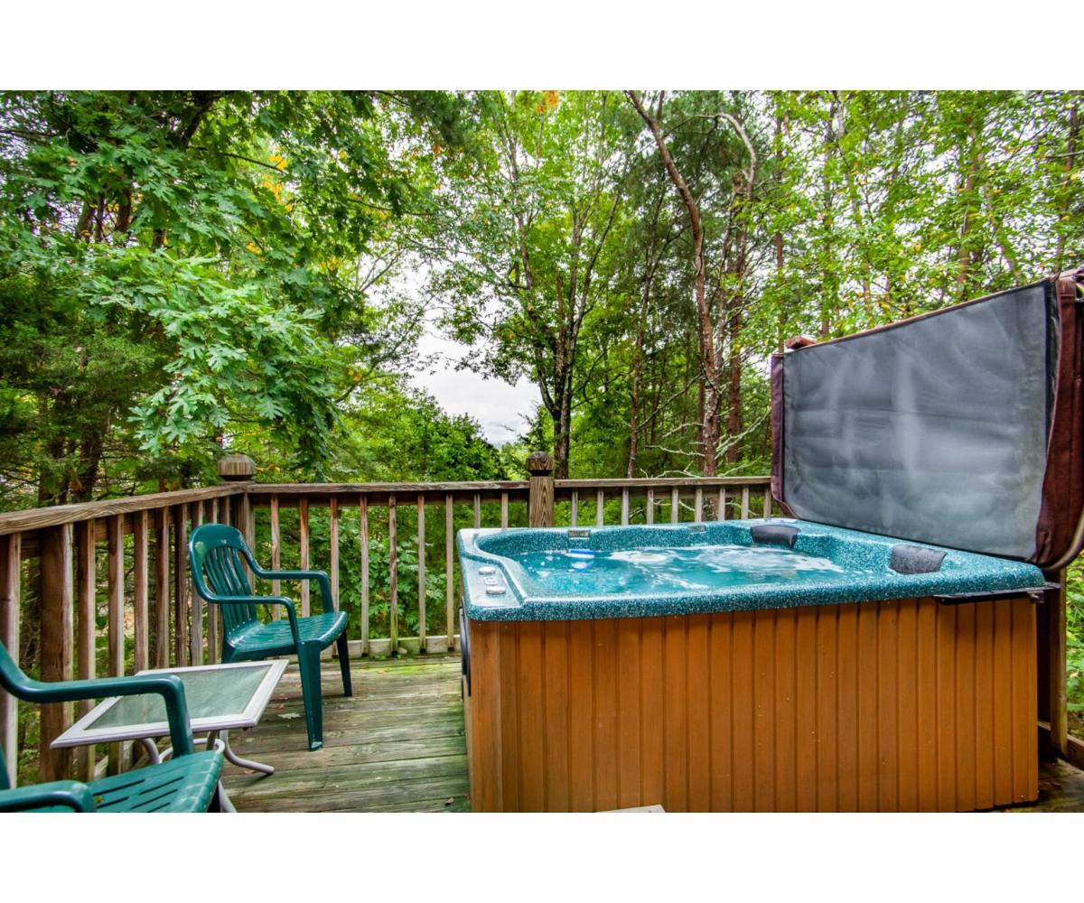 Sweet Dreams with Romantic, Hot Tub and Pool Table - Housity