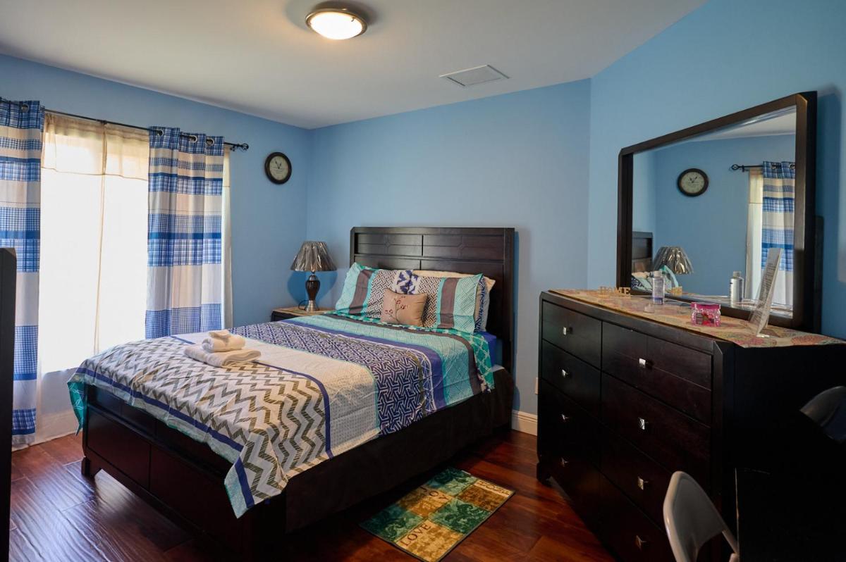 Fabulous Hollywood Living Space - Housity