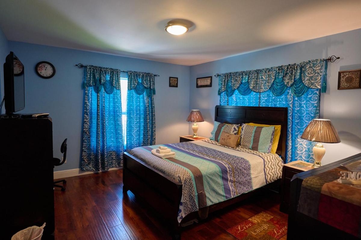 Fabulous Hollywood Living Space - Housity