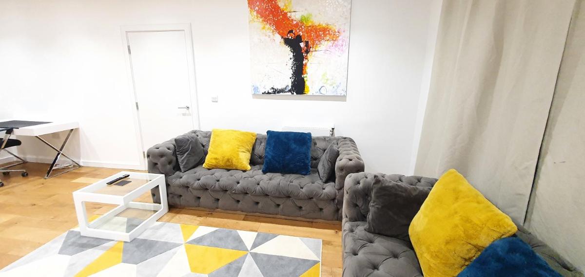 Garland Modern 3 Bedroom House Westfield - Stratford - Housity