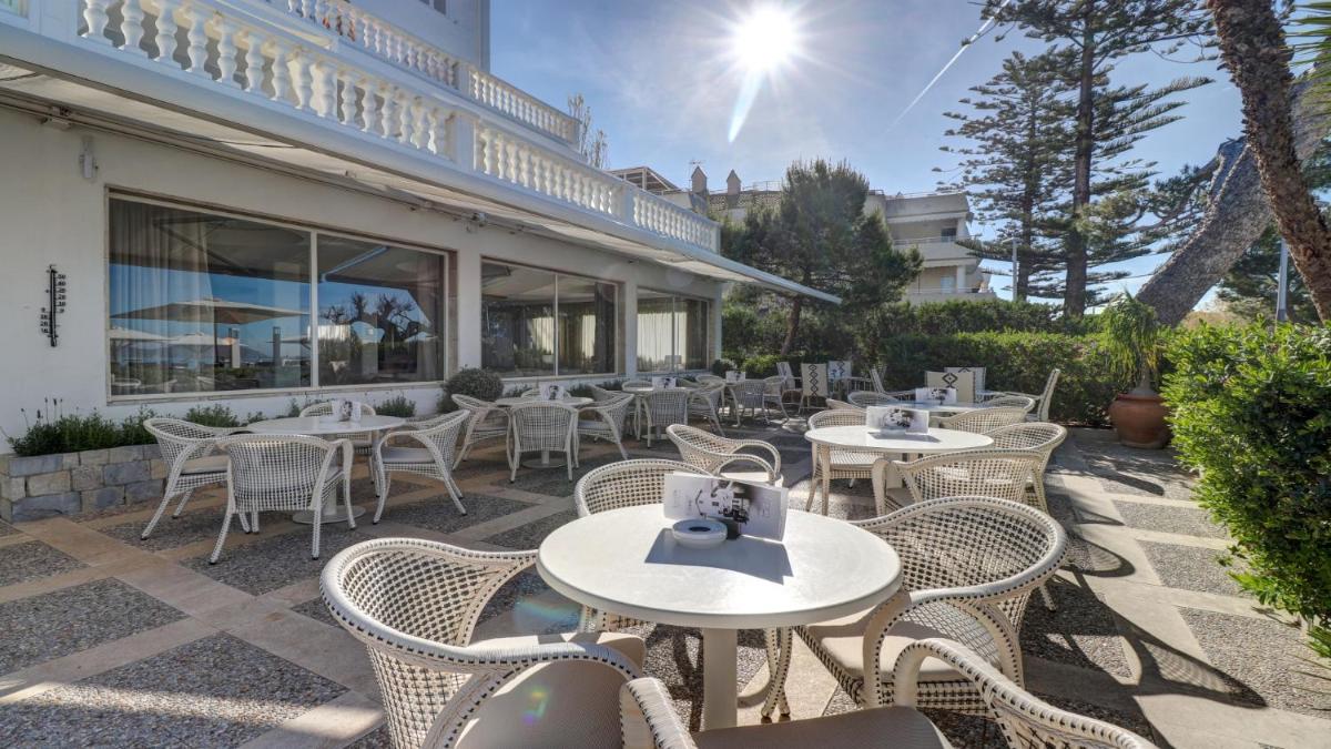 Un restaurante o sitio para comer en Hotel Illa d'Or & Club Apts 4* Sup