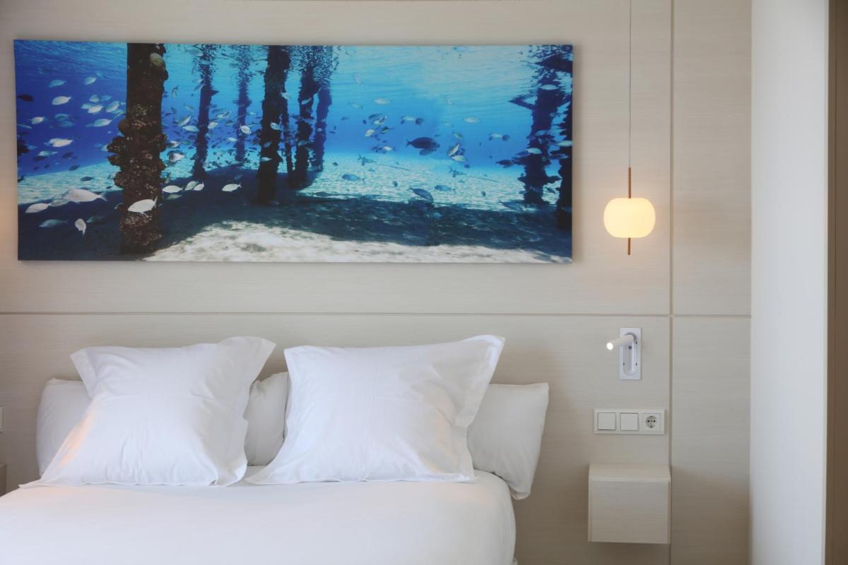 Cama o camas de una habitación en Iberostar Selection Santa Eulalia Adults-Only Ibiza