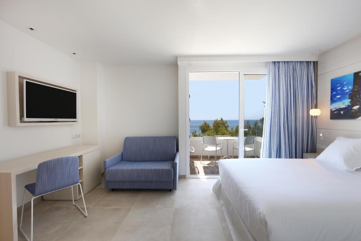 Cama o camas de una habitación en Iberostar Selection Santa Eulalia Adults-Only Ibiza