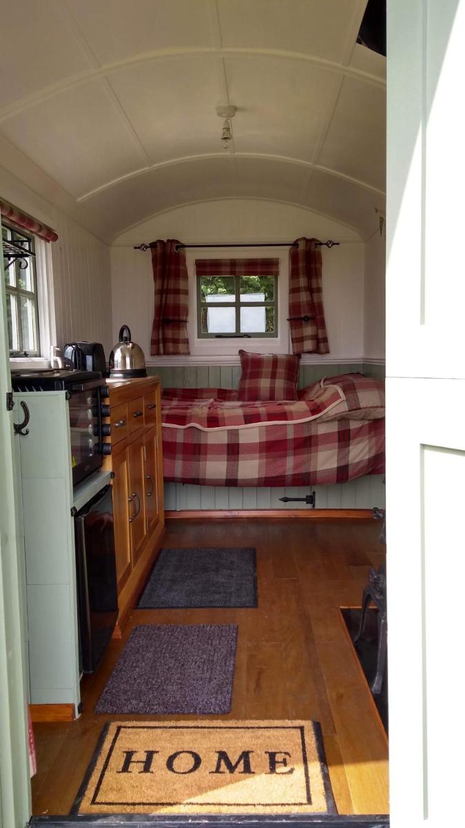 Shepherd's Lodge - Shepherd's Hut with Devon Views for up to Two People and One Dog - Housity
