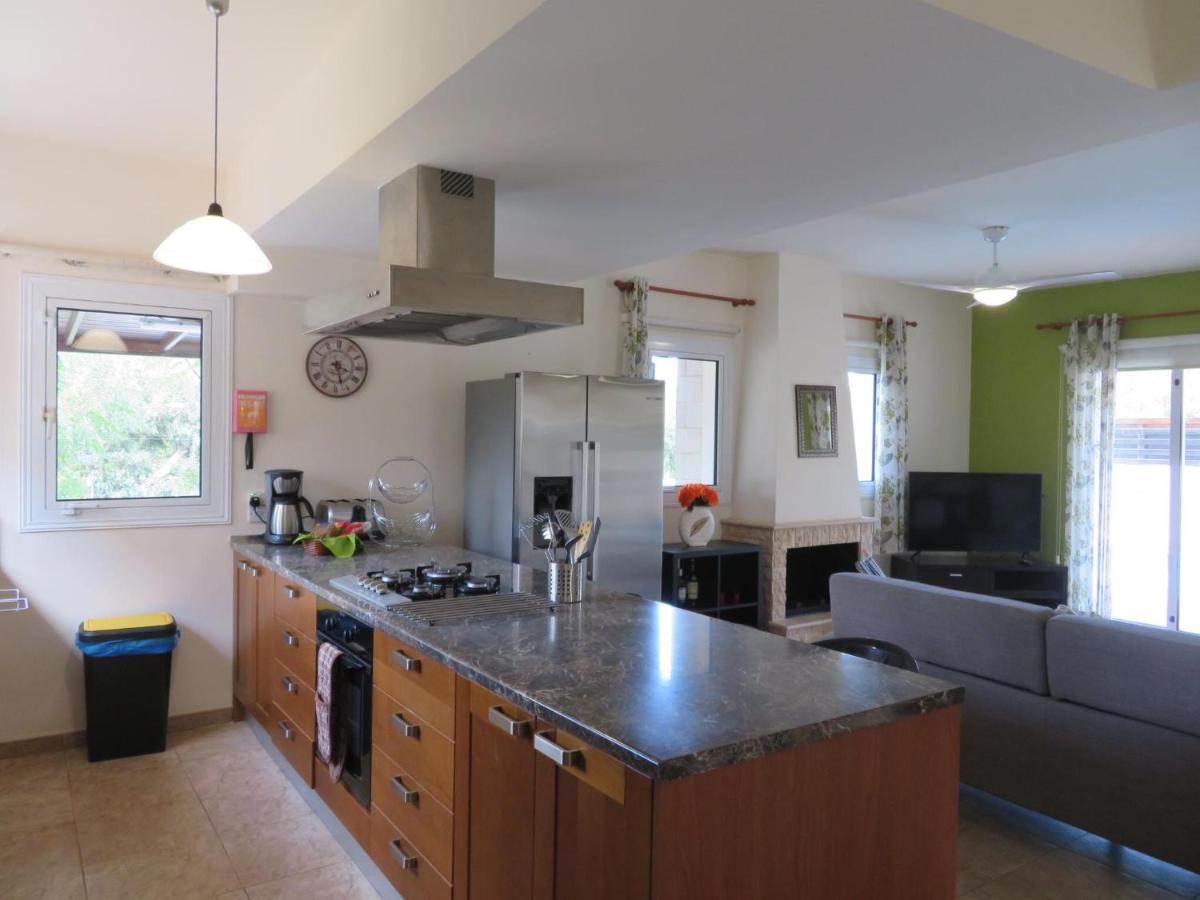 Luxury spacious holiday Villa with heated swimming pool - Housity