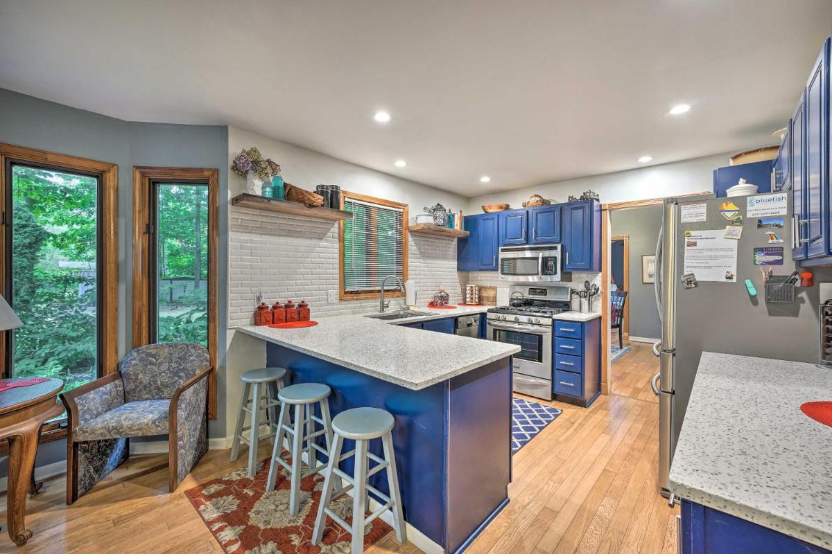 Lakeside Escape Steps to Lake Michigan Beach! - Housity