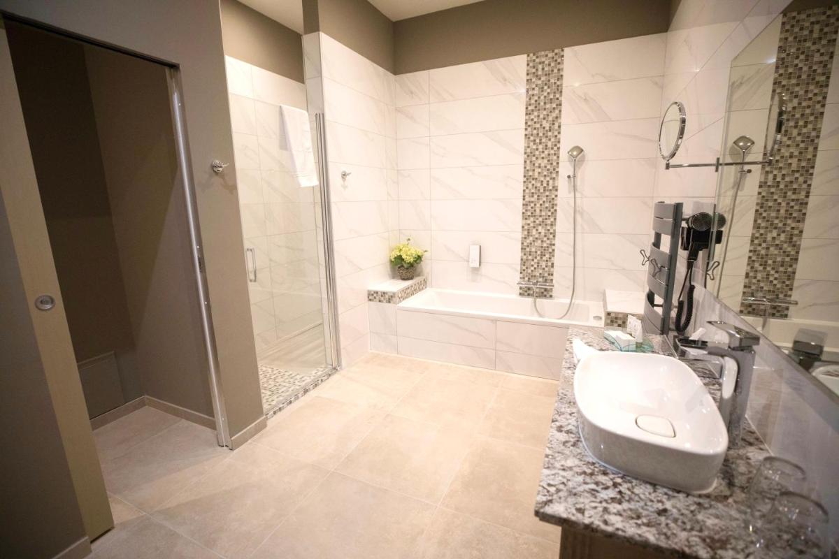 Salle de bains dans l'établissement Hôtel Spa Marotte