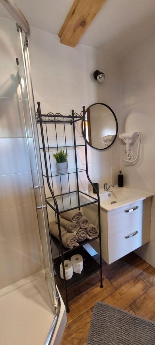 Siedlisko pod lipą - Housity