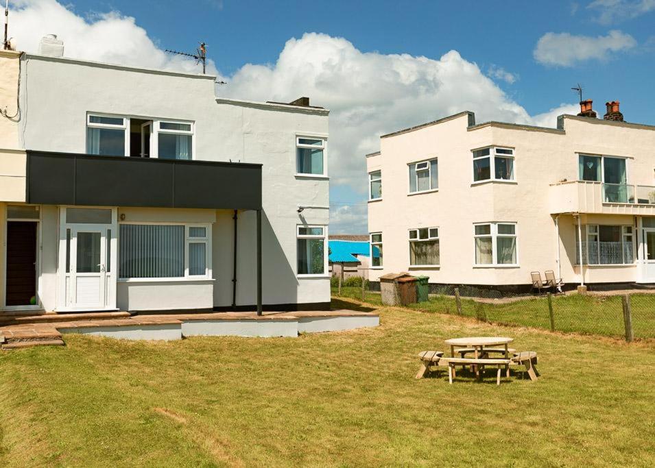 SEA VIEW - First Floor 3 bed apartment looking over Bridlington North Beach - Housity