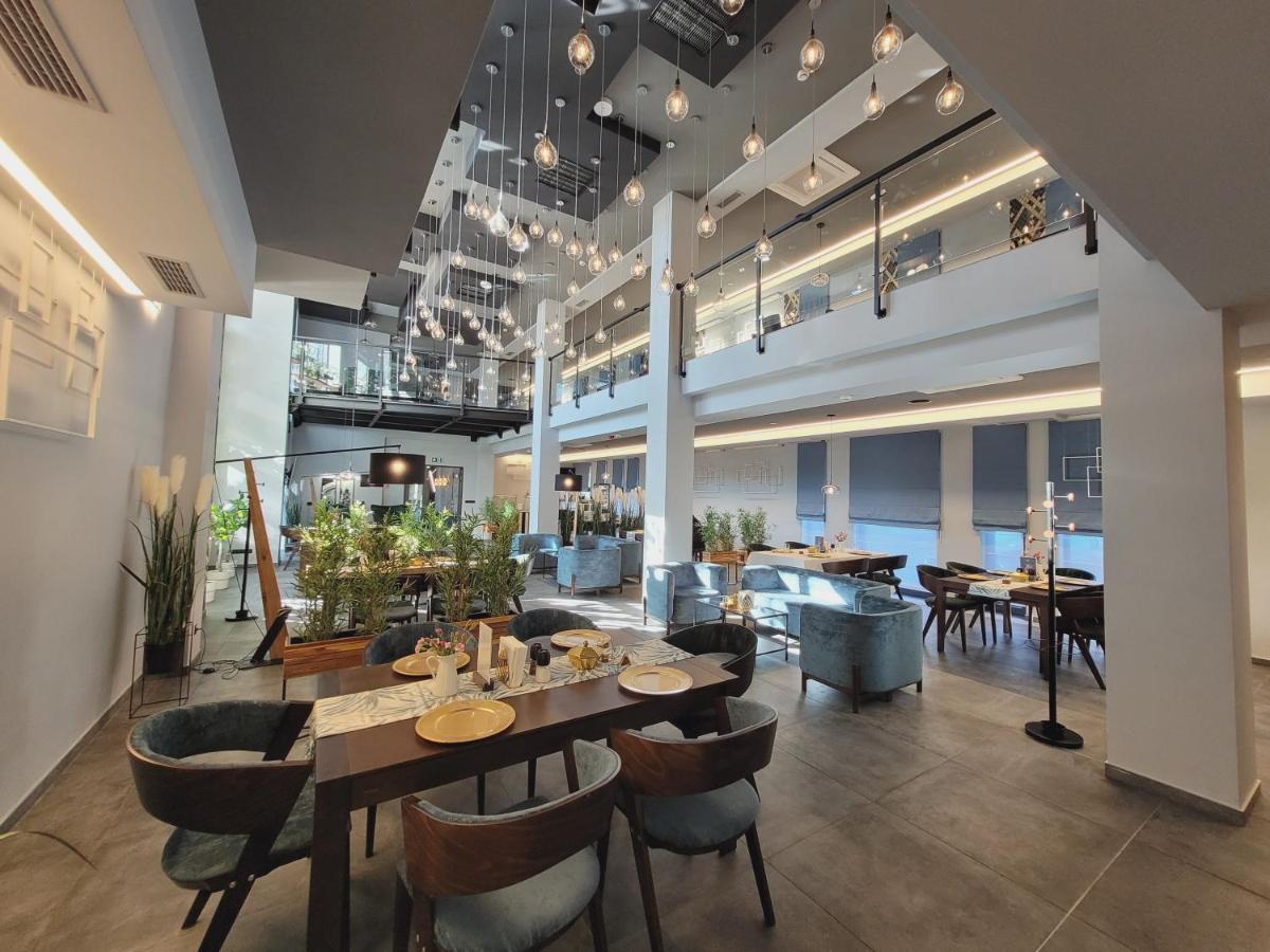 Hotel Sanova - Housity