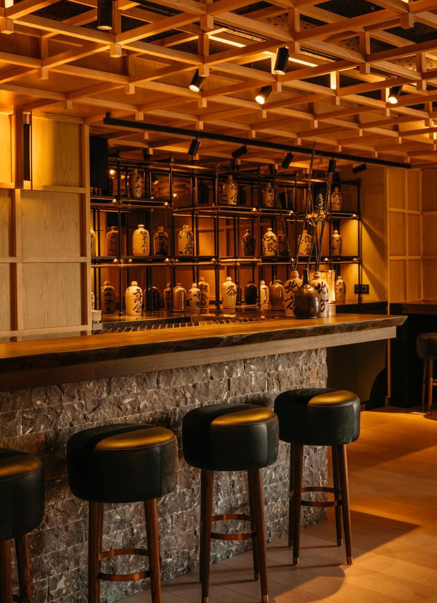 El salón o zona de bar de Nobu Hotel Barcelona
