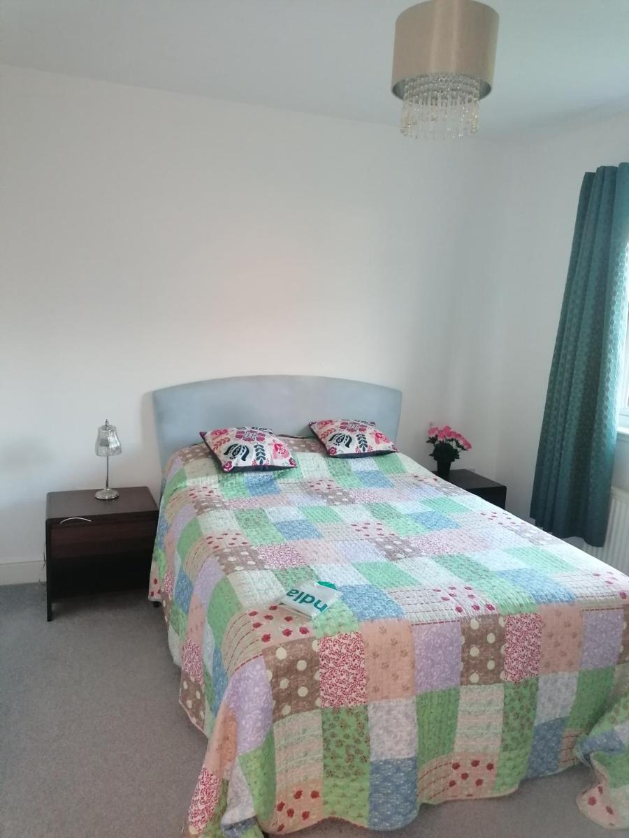 Modern 2 bedroom apartment 10 mins drive from city centre with access to local train station - Housity