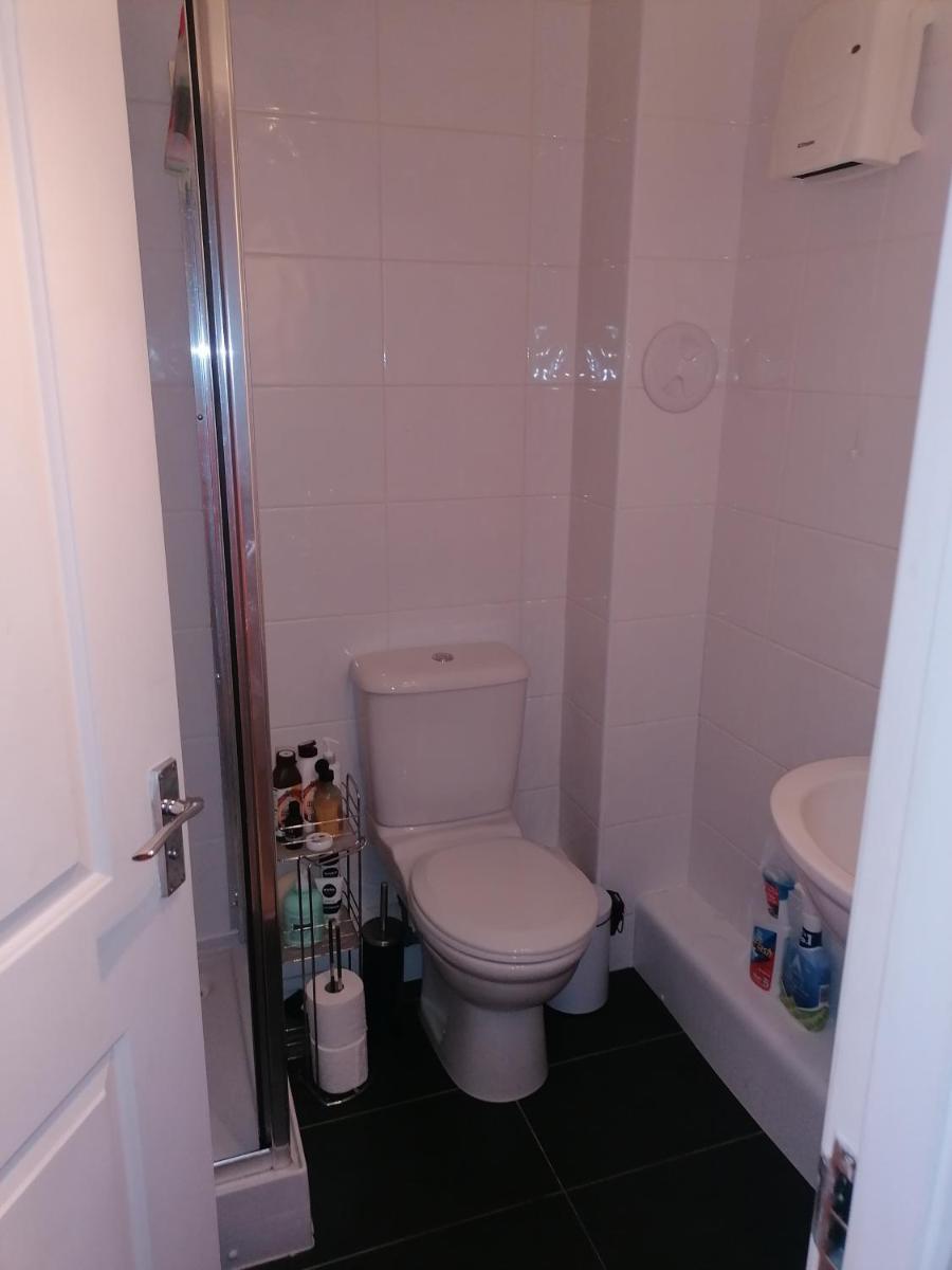 Modern 2 bedroom apartment 10 mins drive from city centre with access to local train station - Housity