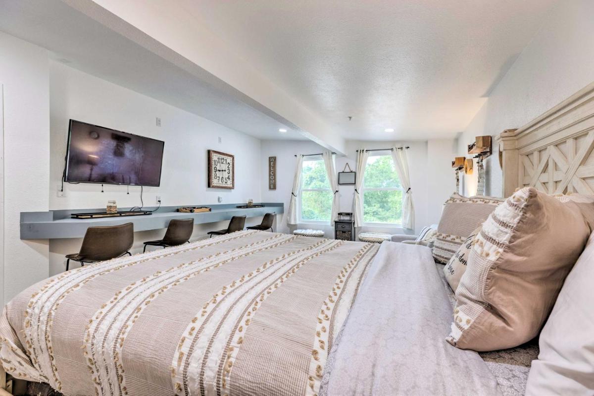 Hilltop Hideaway on 15 Acres - Sleeps 24 - Housity