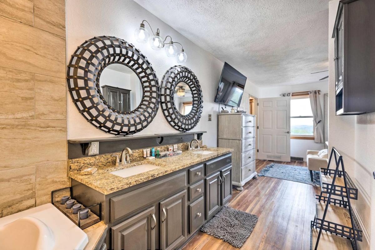 Hilltop Hideaway on 15 Acres - Sleeps 24 - Housity