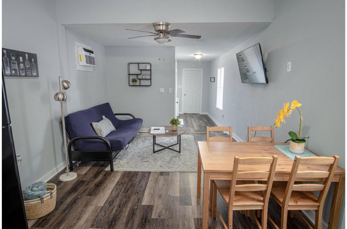 Remodeled Historic 1BR1BA House Near Downtown - Housity
