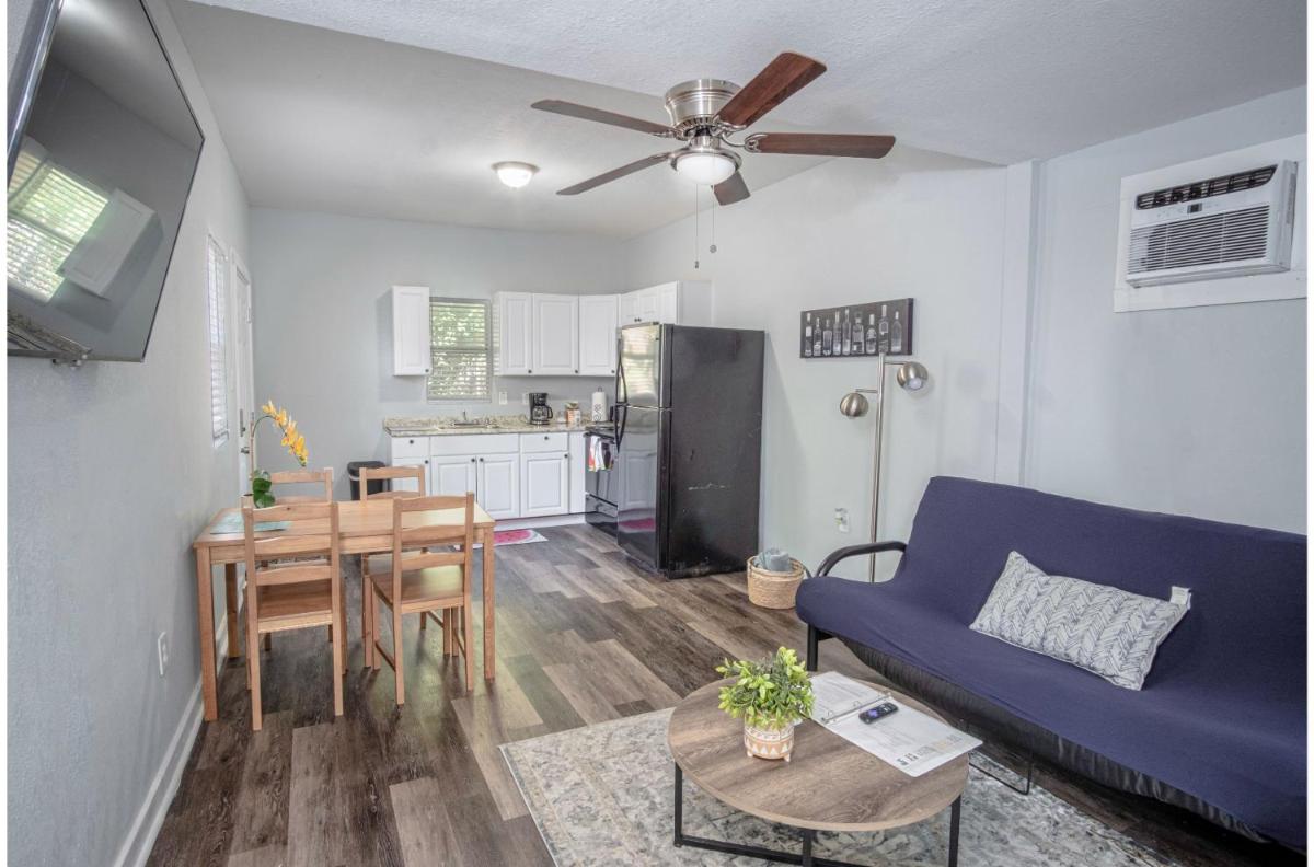 Remodeled Historic 1BR1BA House Near Downtown - Housity