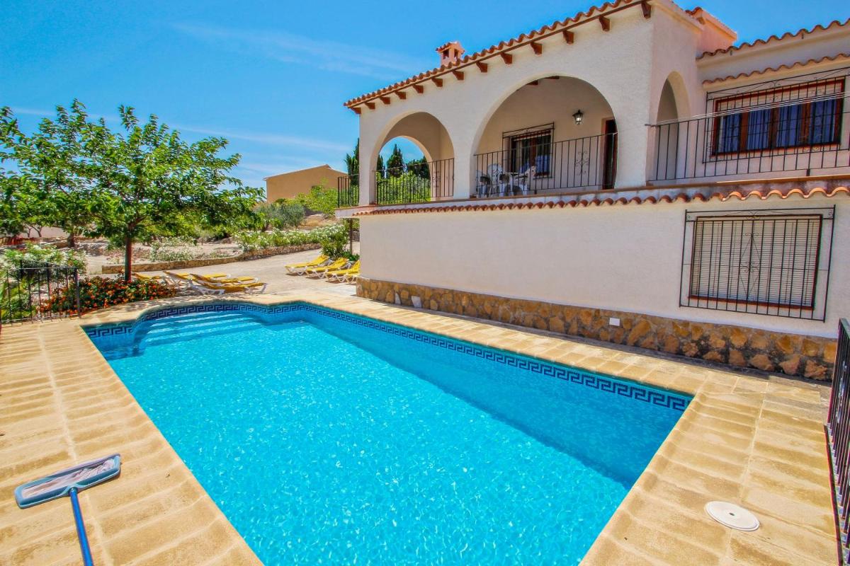 Laura-28A - traditionally furnished detached villa with peaceful surroundings in Calpe - Housity