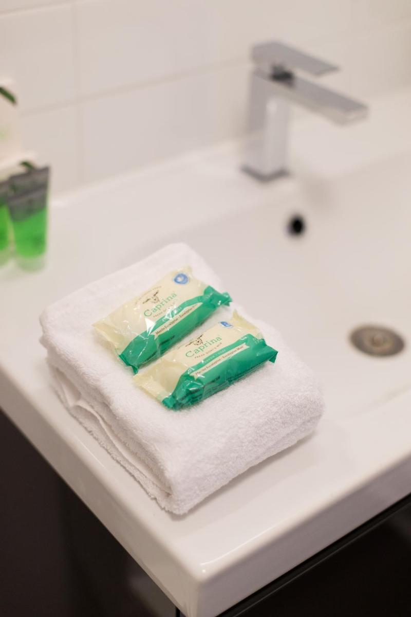 Light Filled 2 Bdr Unit in Mile End by Den Stays - Housity