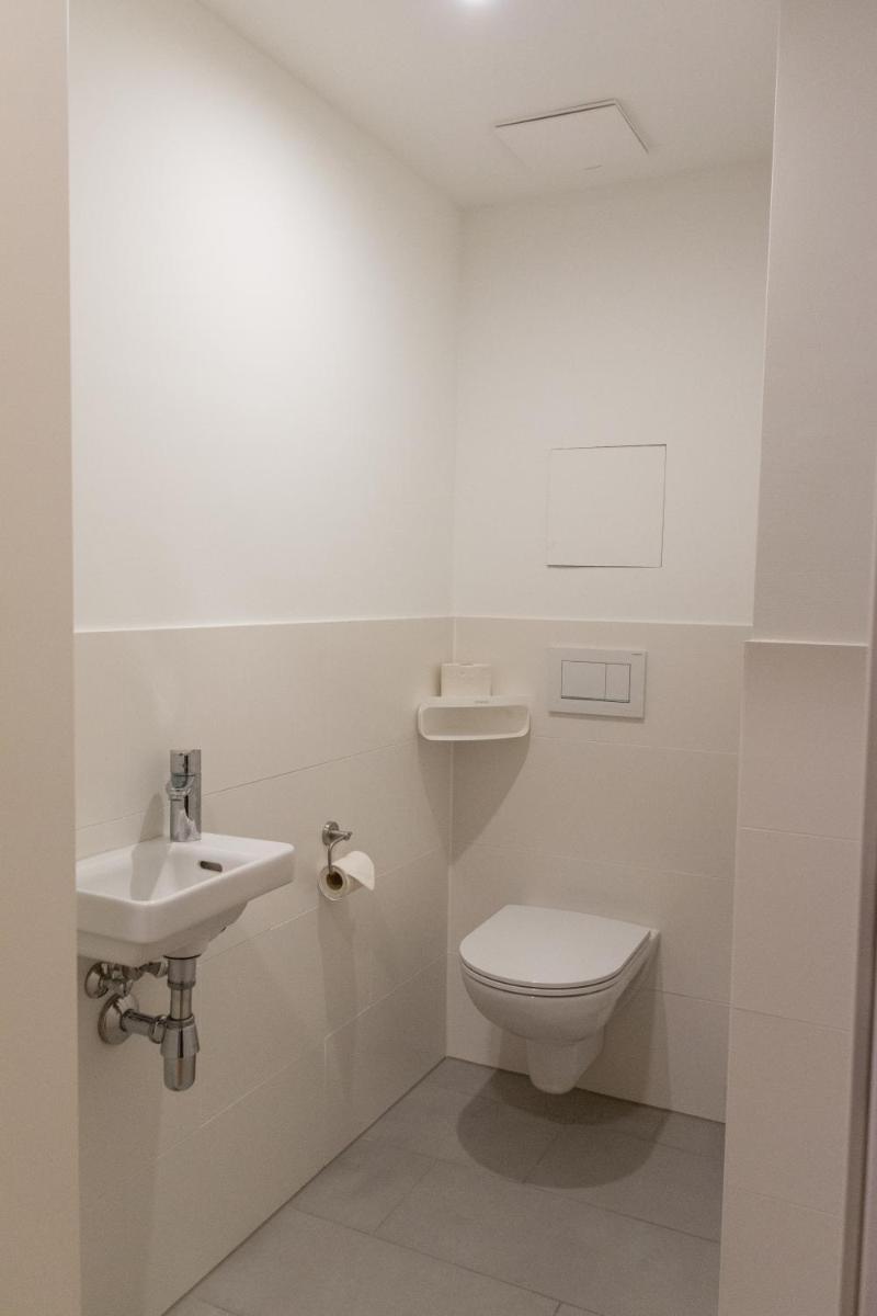 New, quiet flat next to U1, VIC, shopping mall,... - Housity