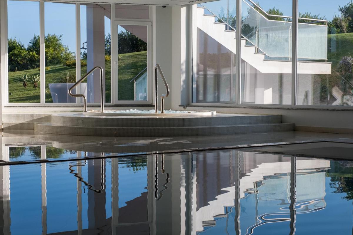 A piscina em ou perto de MH Peniche