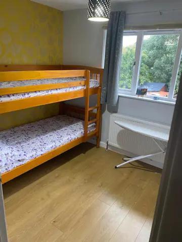 Welcome Home Twin Bedroom Near Heathrow Airport, London - Housity