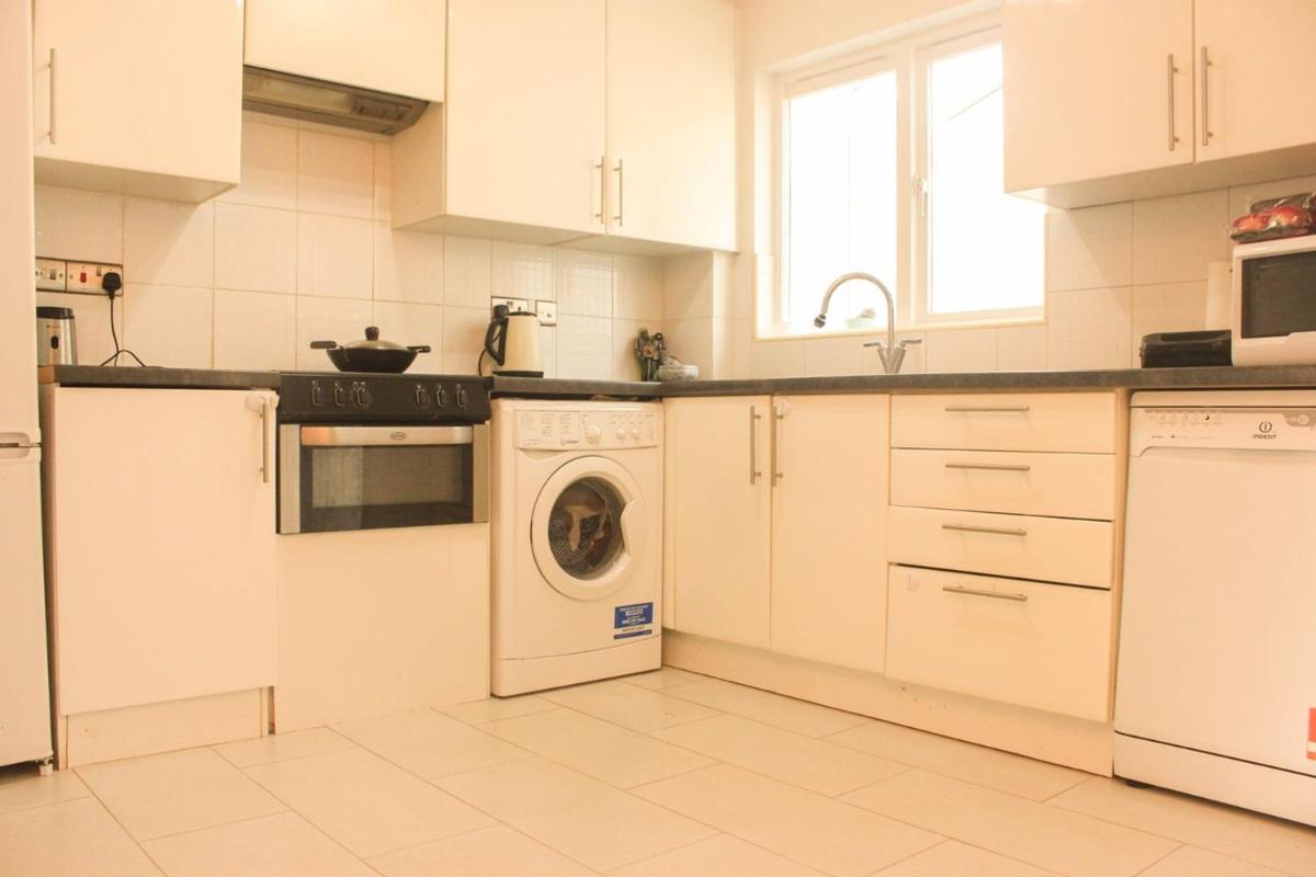 Welcome Home Twin Bedroom Near Heathrow Airport, London - Housity