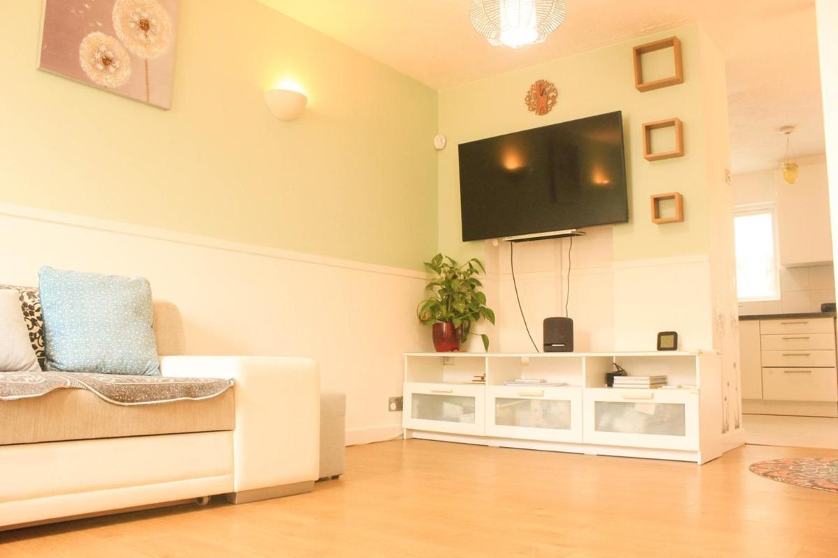 Welcome Home Twin Bedroom Near Heathrow Airport, London - Housity