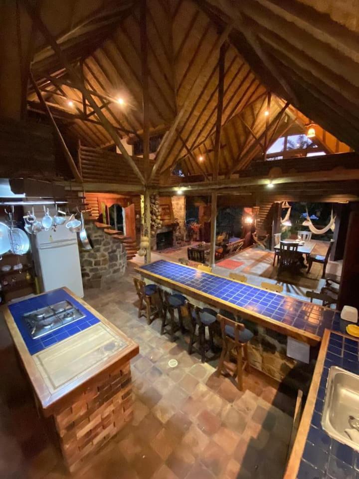 GRAN CHALET VILLA VALERIA NATURALEZA JACUZZI Y WIFI A DOS HORAS DE BOGOTA EN CLIMA CALIDO - Housity