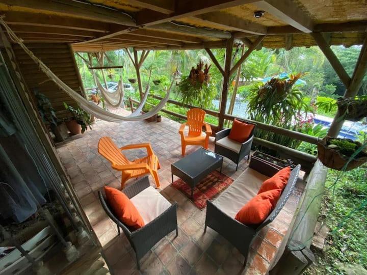 GRAN CHALET VILLA VALERIA NATURALEZA JACUZZI Y WIFI A DOS HORAS DE BOGOTA EN CLIMA CALIDO - Housity